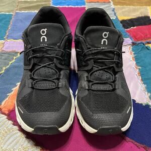 Women’s On Cloud Black and White running Shoes 8W/6.5y